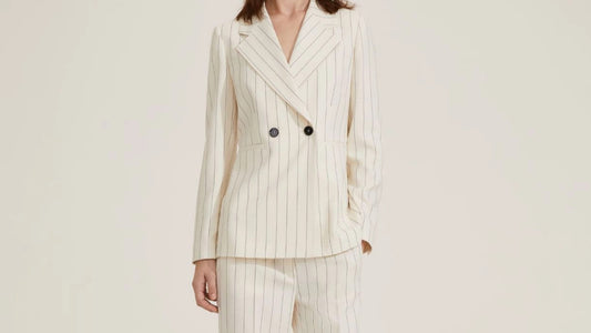 Il tailleur pantalone gessato: la scelta perfetta per il tuo look professionale