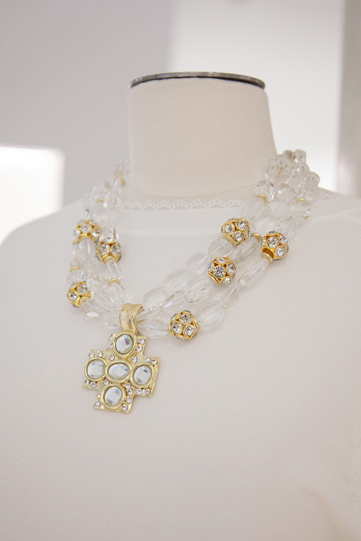 Collana Teria Yabar "Croce Luminosa" con Cristalli Trasparenti e Dettagli Dorati