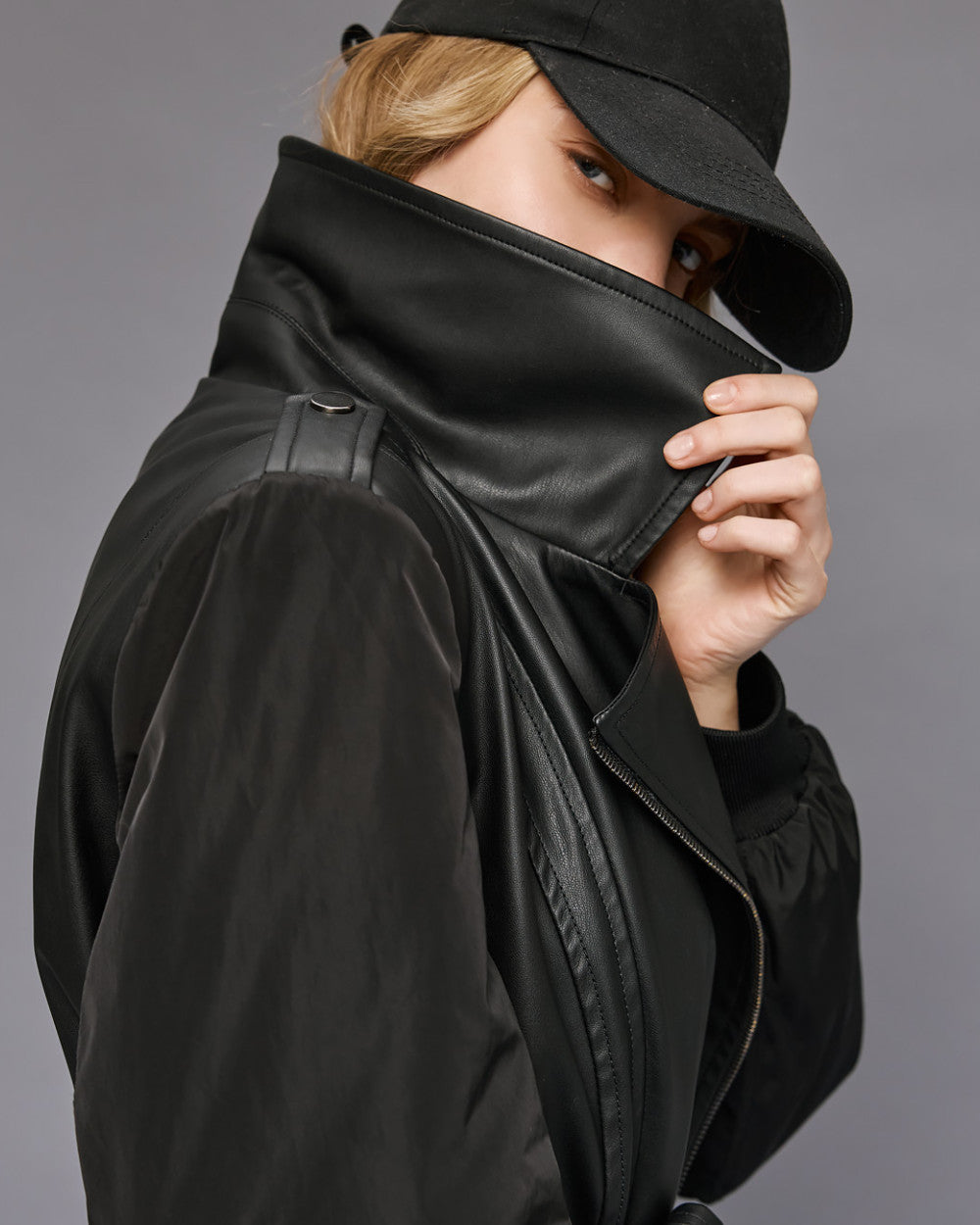 Giacca in pelle vegana e nylon imbottito con cintura