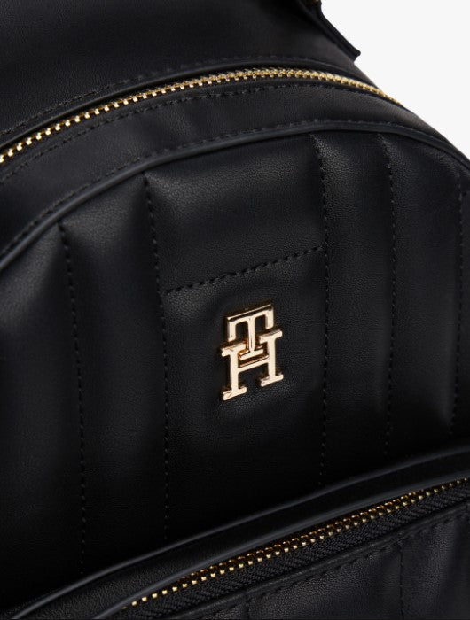 Borsa a zaino trapuntato con bandiera e placca monogramma