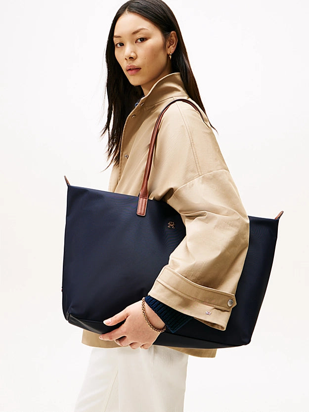 Borsa grande tote nera o blu con placchetta e monogramma TH