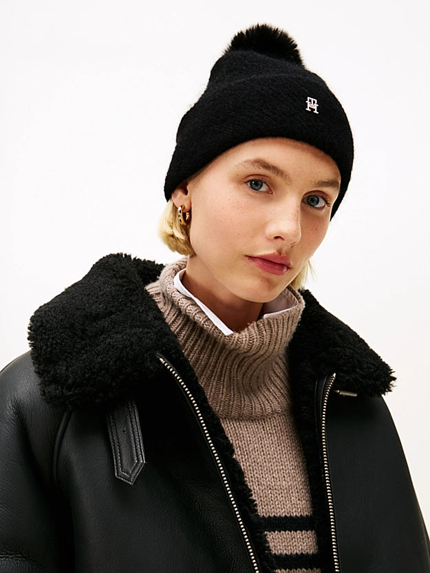 Cappelli Chic in maglia blu o nero con pompon