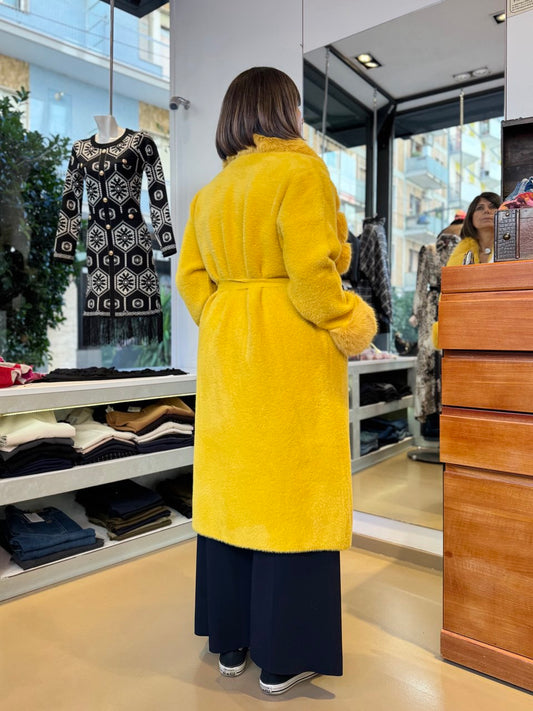 Il Cappotto in Maglia con Dettagli in Eco-Pelliccia: Giallo o Fucsia