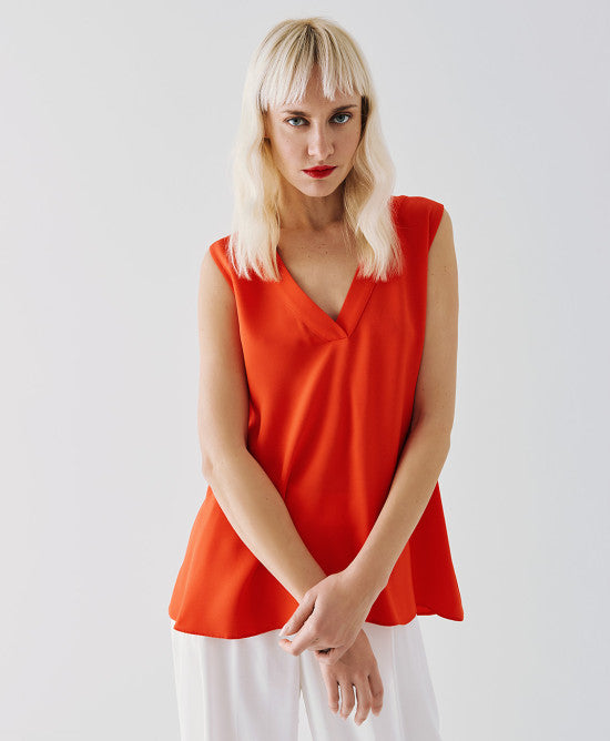 Passione e Stile: Blusa Smanicata in Rosso Arancio