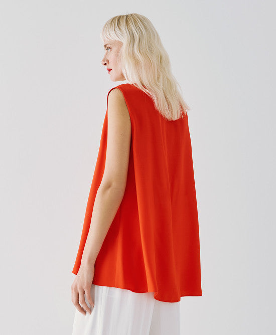 Passione e Stile: Blusa Smanicata in Rosso Arancio