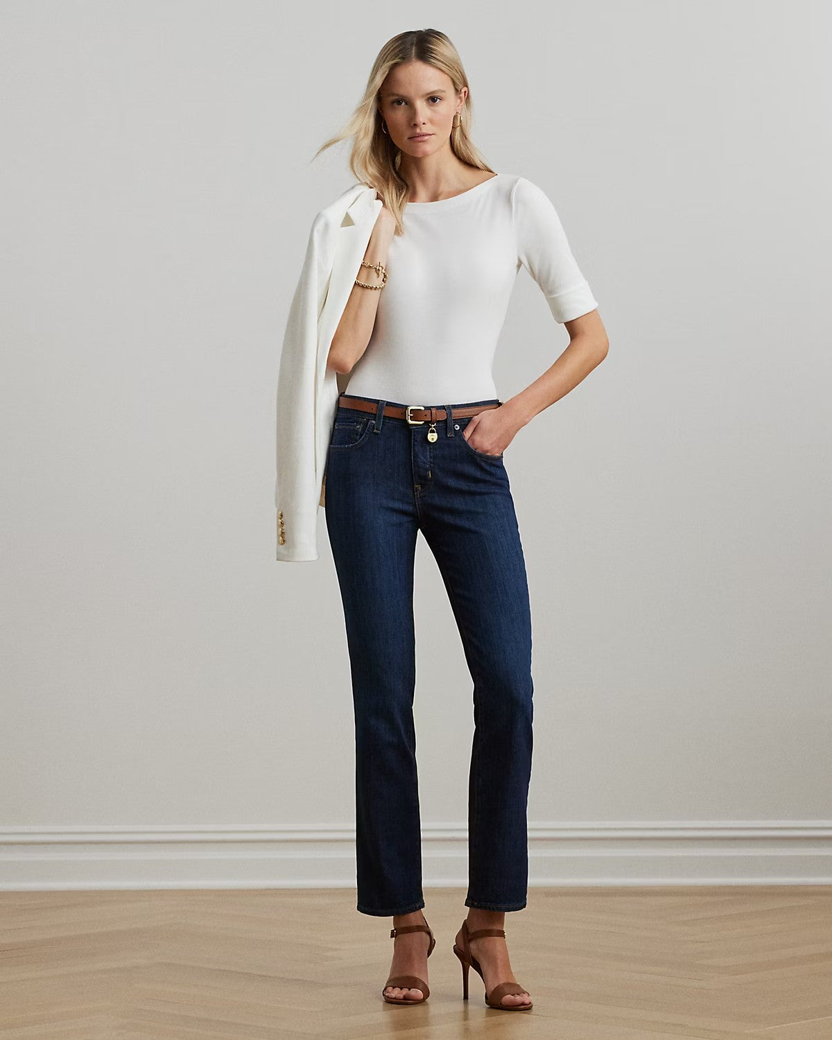 T-shirt bianca con maniche a gomito e scollo a barchetta