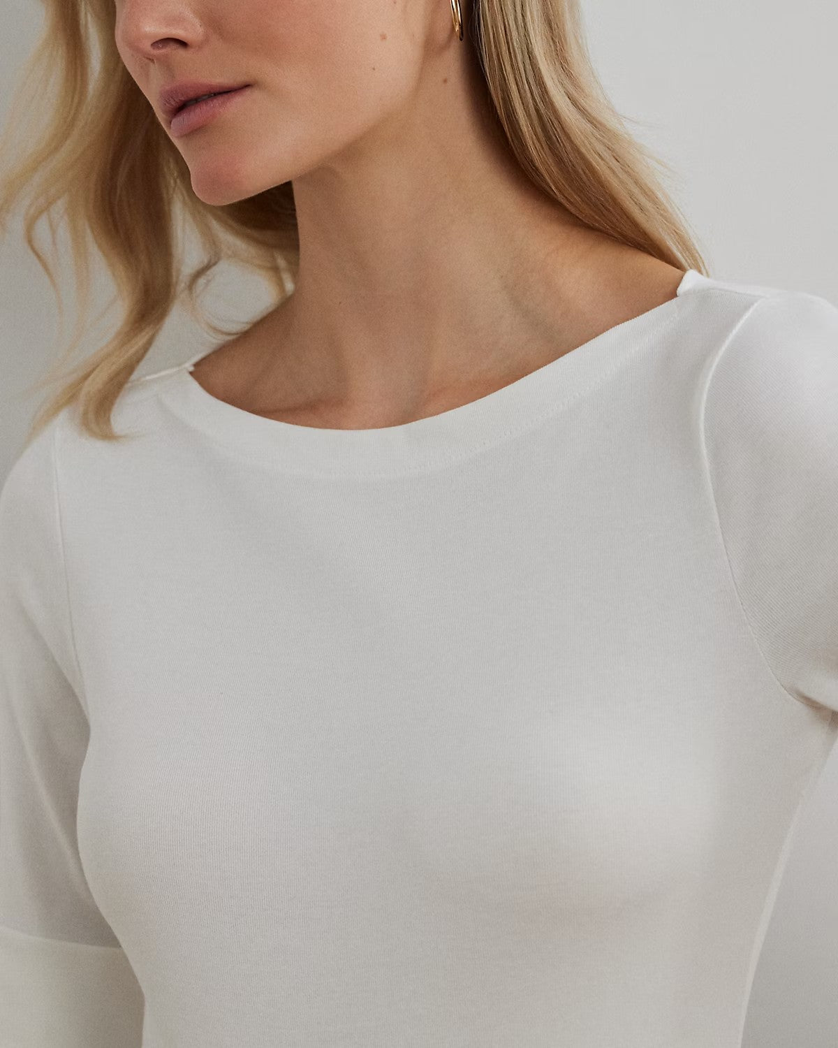 T-shirt bianca con maniche a gomito e scollo a barchetta