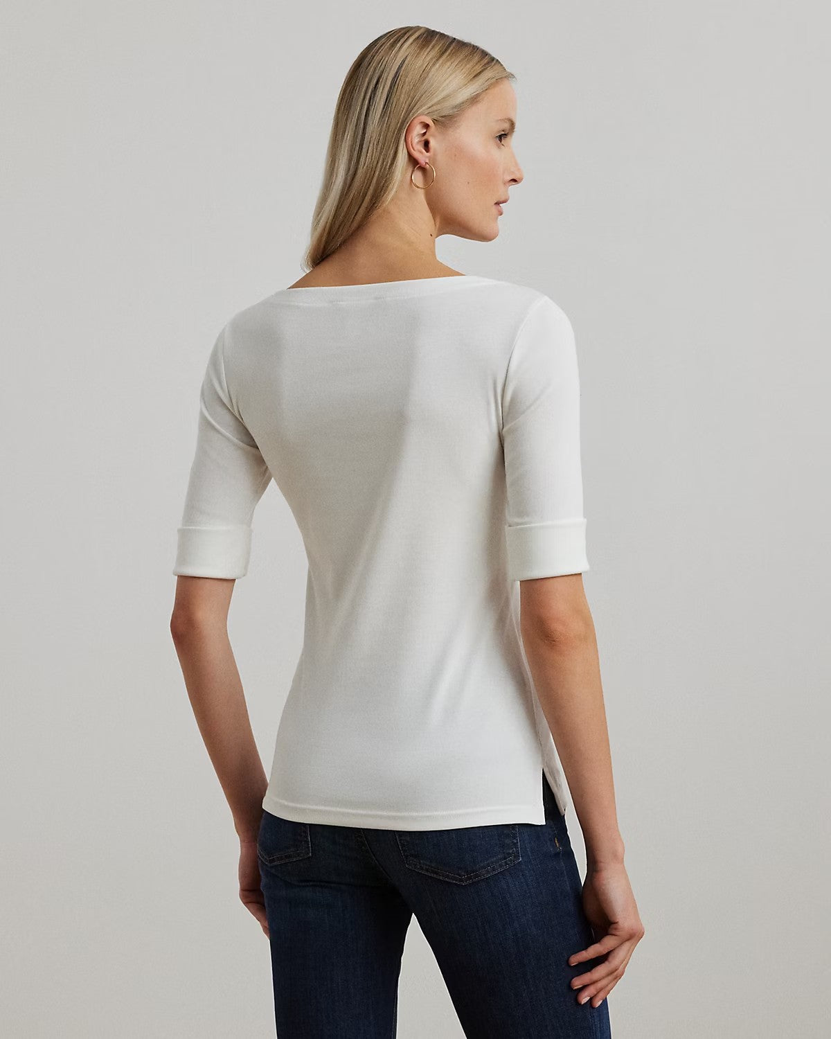 T-shirt bianca con maniche a gomito e scollo a barchetta