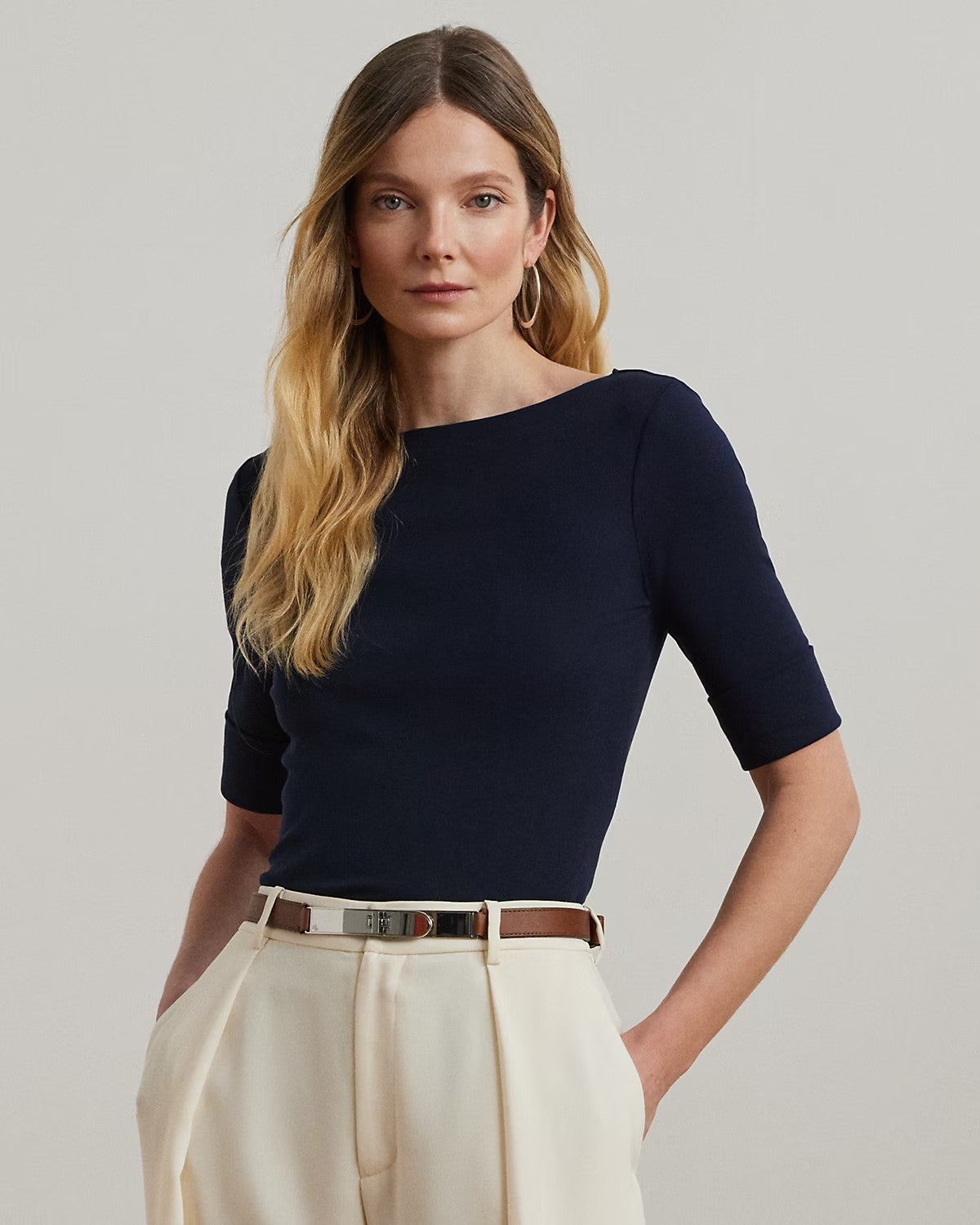 T-shirt blu con maniche a gomito e scollo a barchetta
