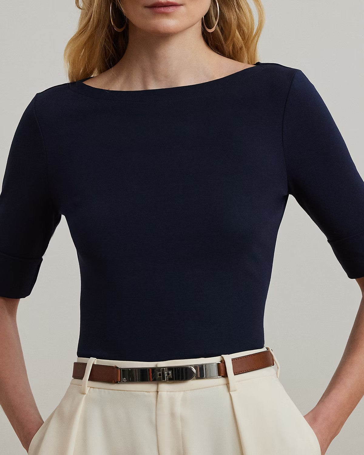 T-shirt blu con maniche a gomito e scollo a barchetta