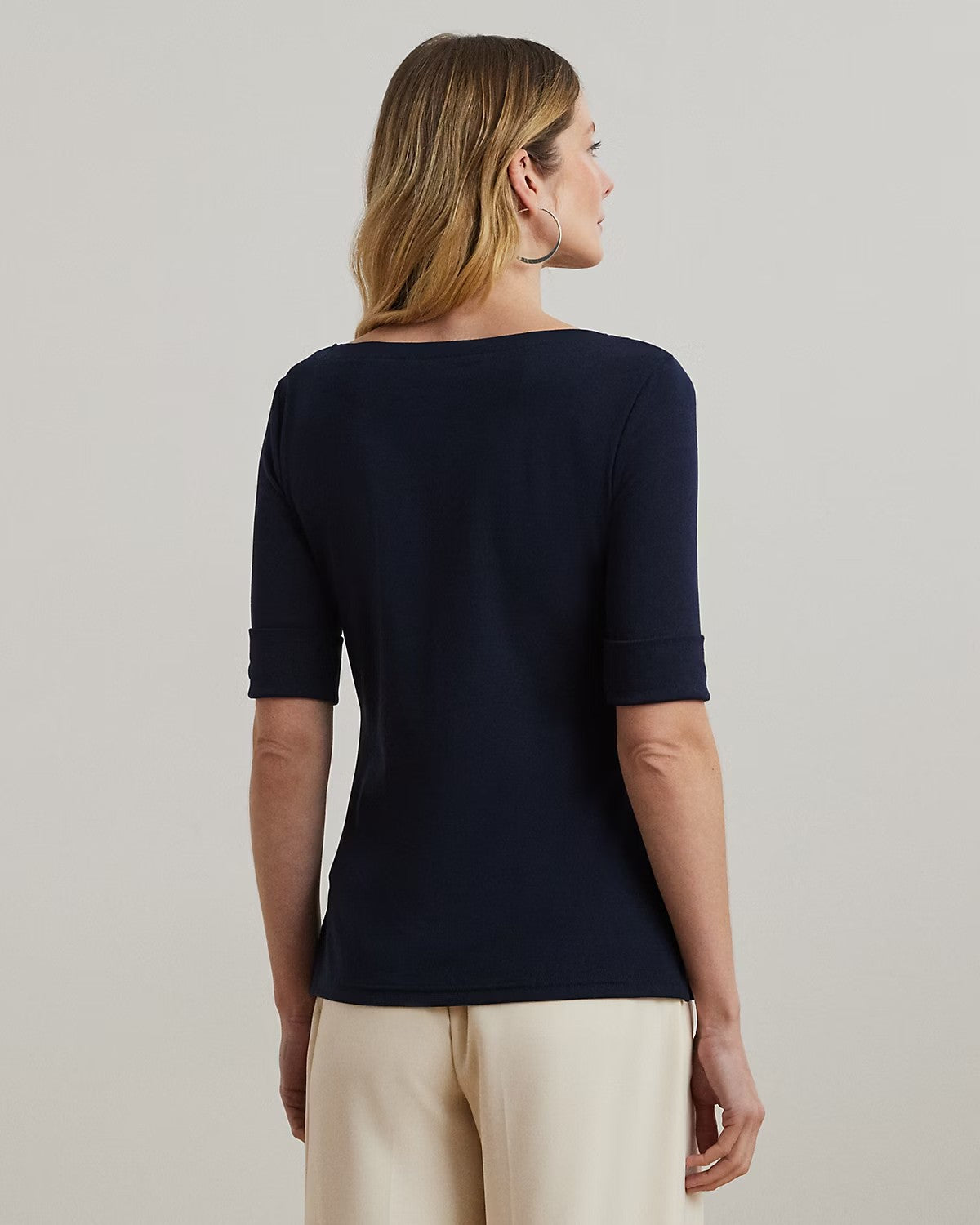 T-shirt blu con maniche a gomito e scollo a barchetta
