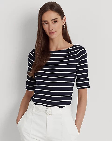 T-shirt blu a righe bianche con maniche a gomito e scollo a barchetta