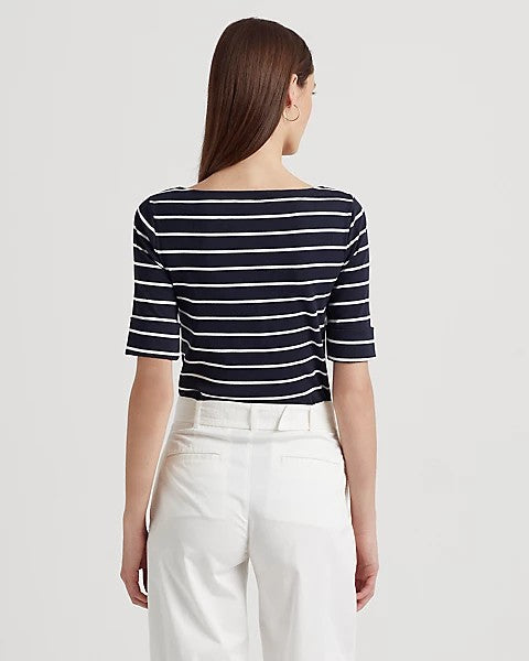 T-shirt blu a righe bianche con maniche a gomito e scollo a barchetta
