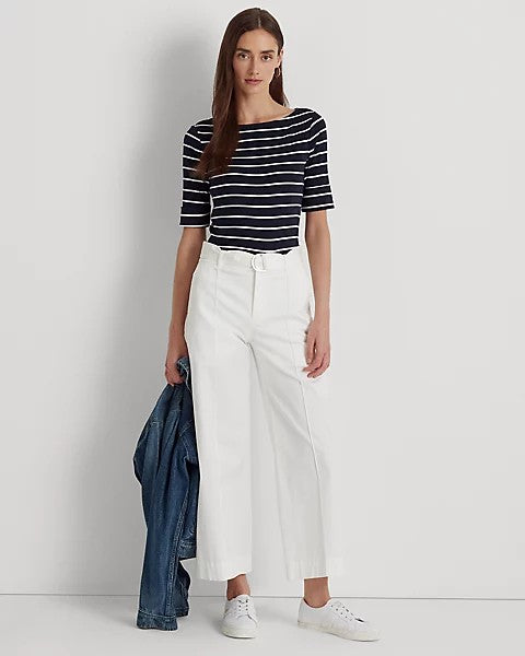 T-shirt blu a righe bianche con maniche a gomito e scollo a barchetta