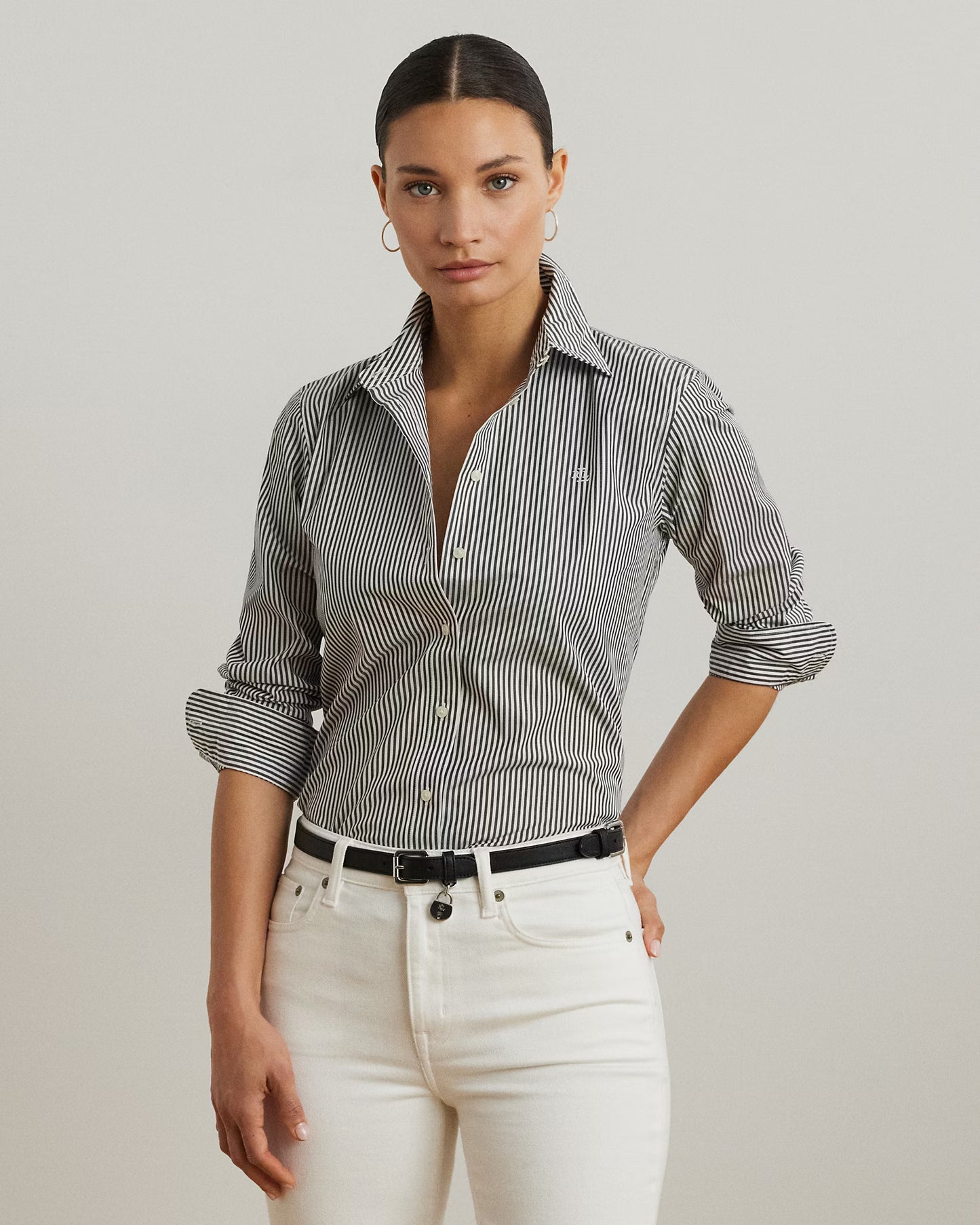 Camicia rigata bianca e nera in cotone anti-grinze