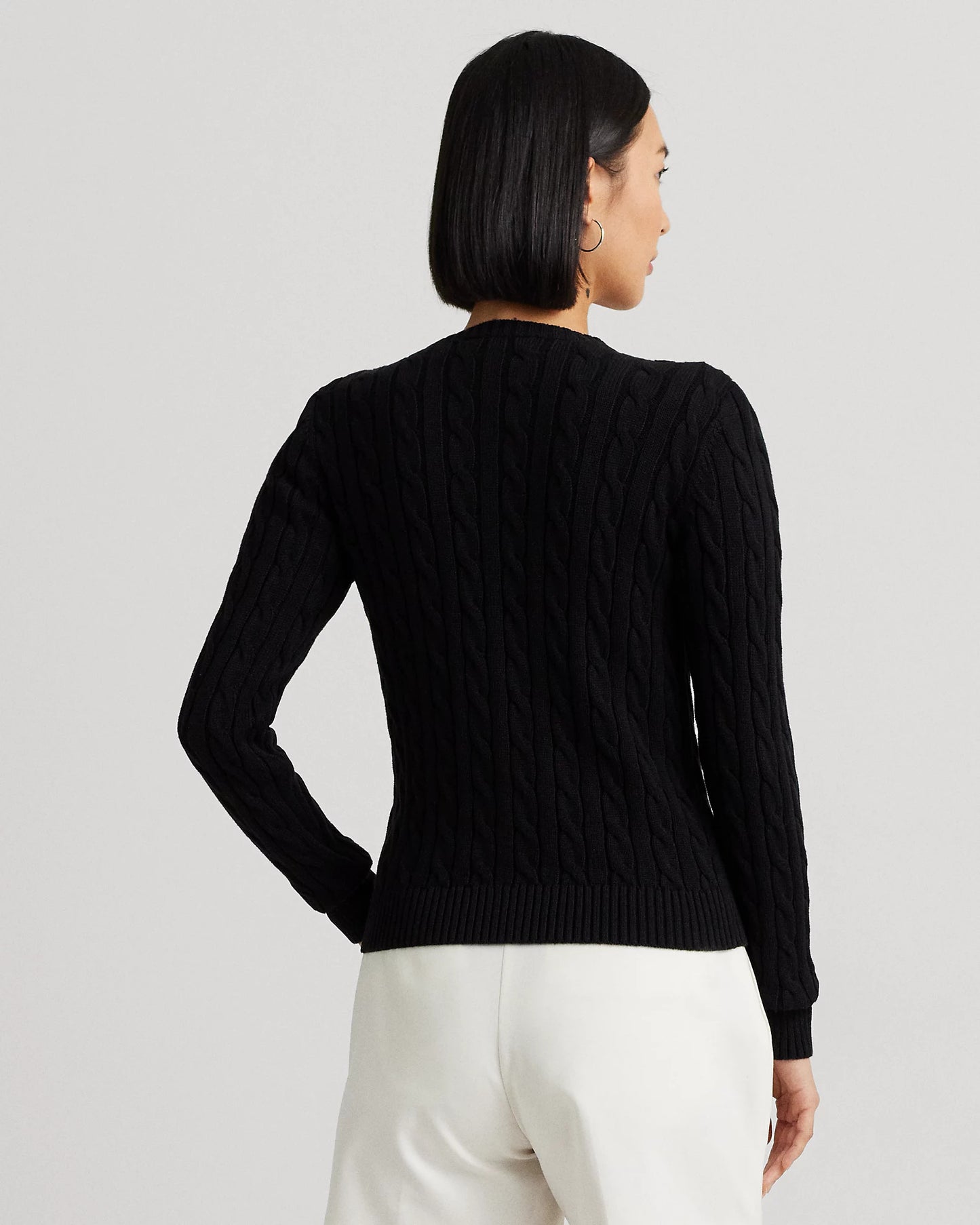 Cardigan nero in maglia a trecce con stemma