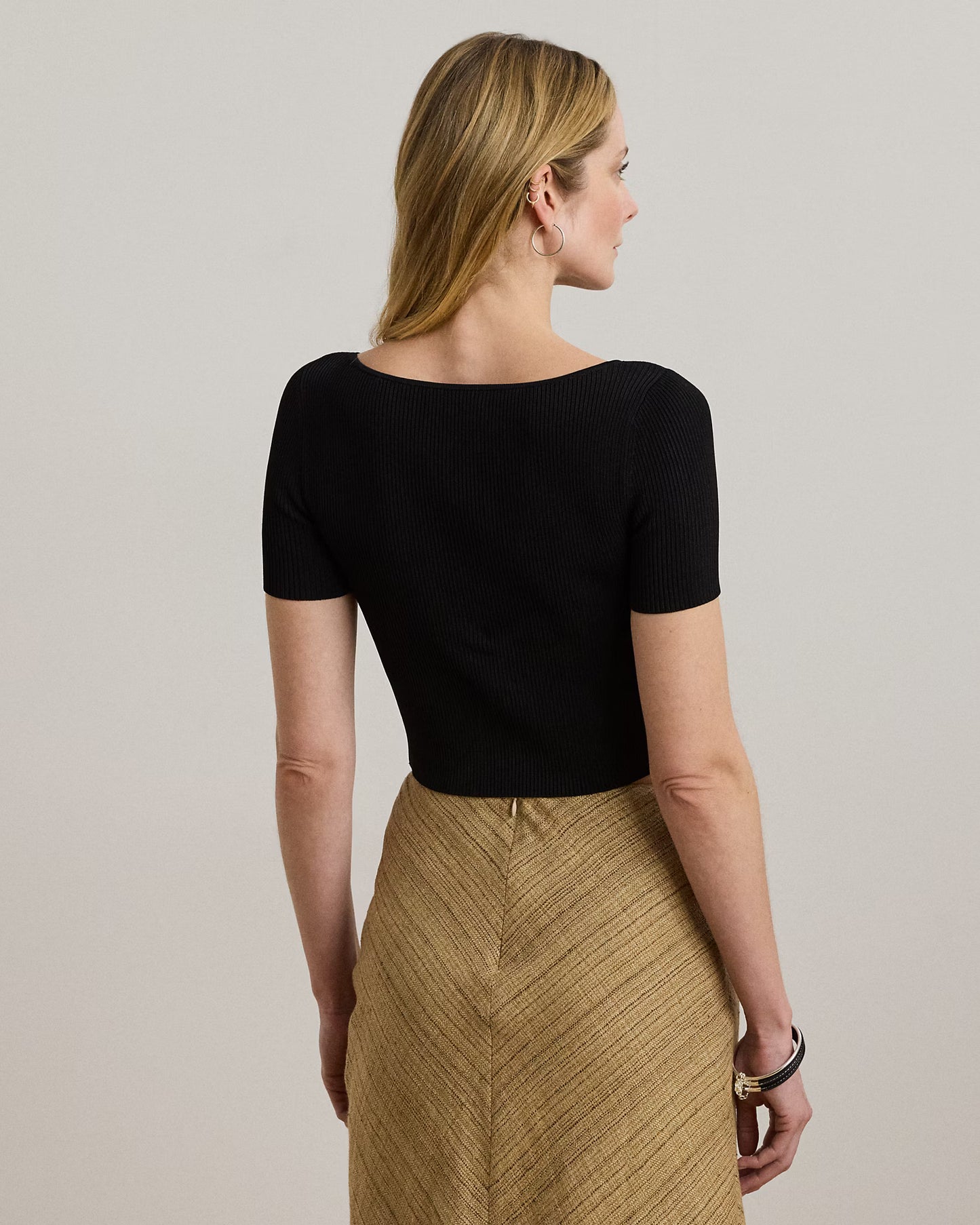 Maglia corta a costine con maniche corte