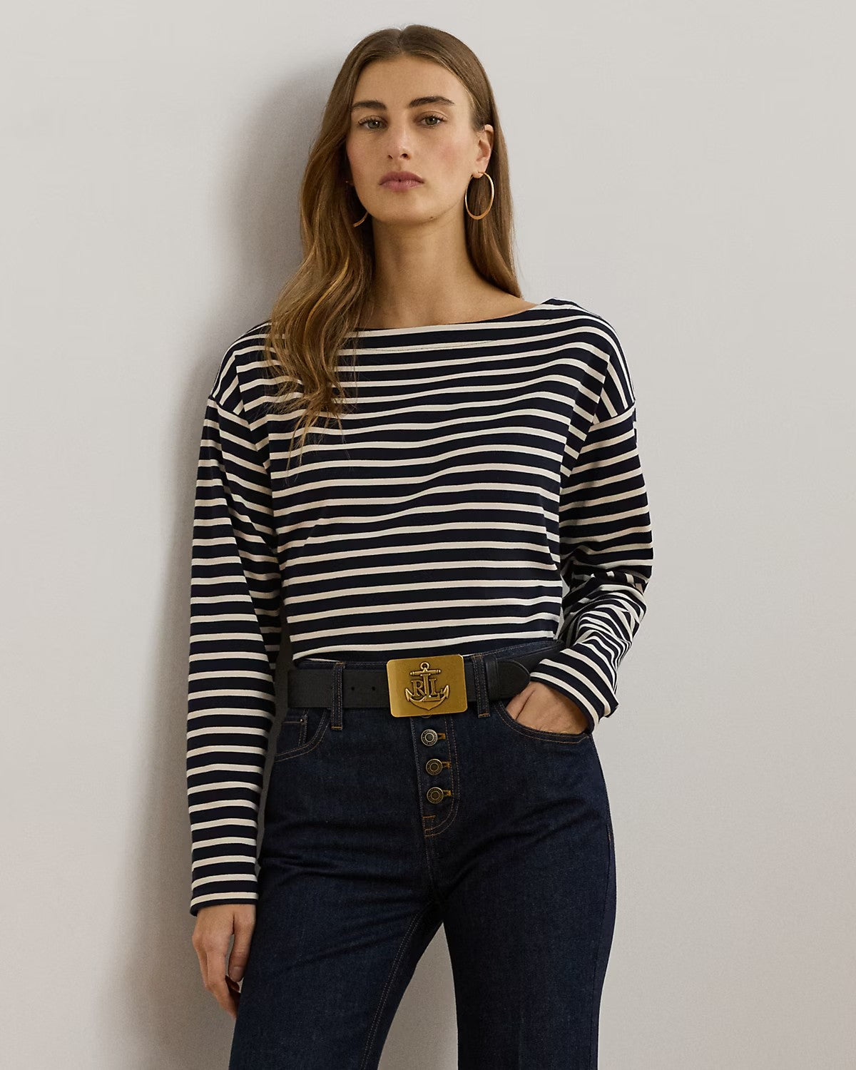 Maglia a righe a maniche lunghe e scollo a barchetta