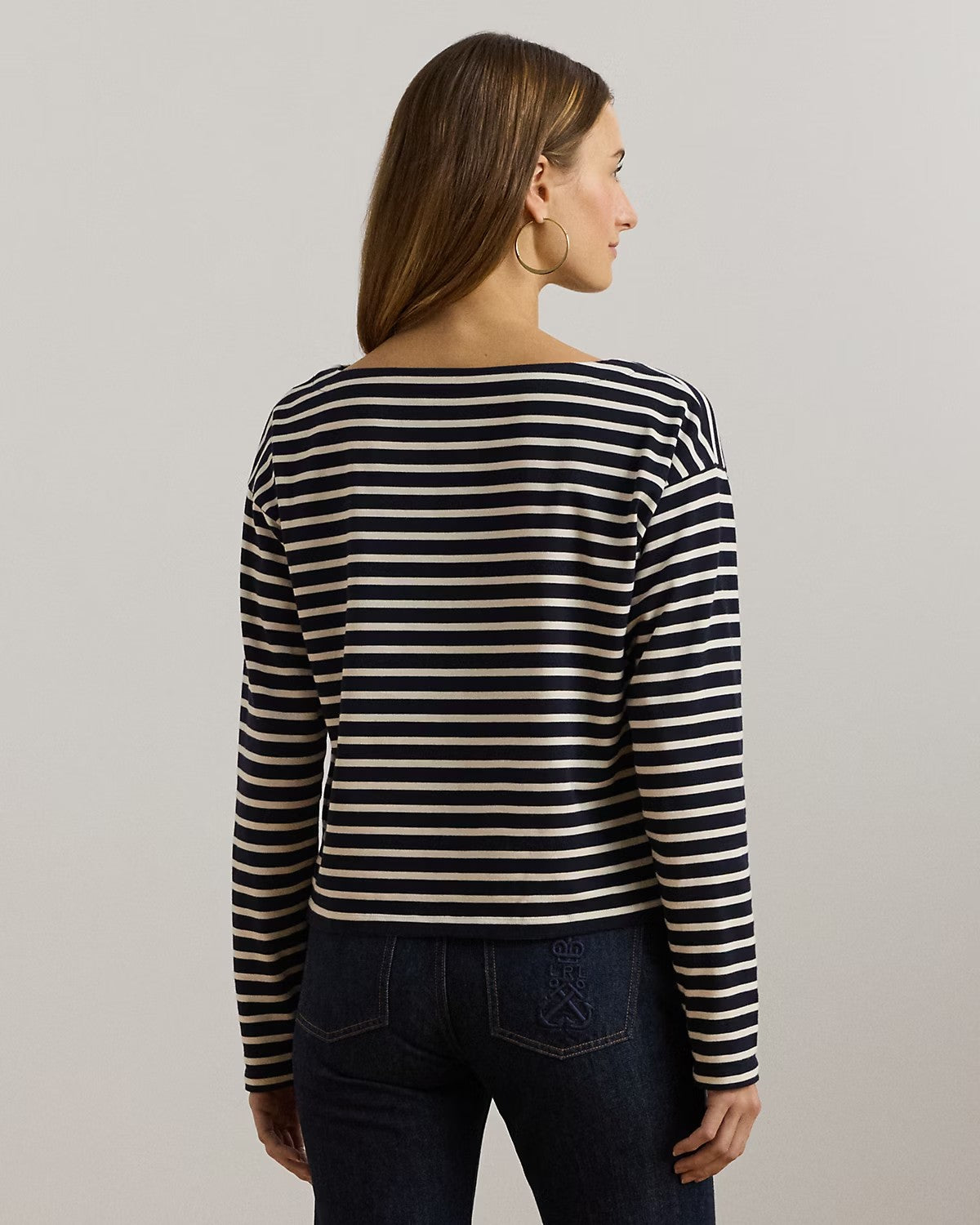 Maglia a righe a maniche lunghe e scollo a barchetta