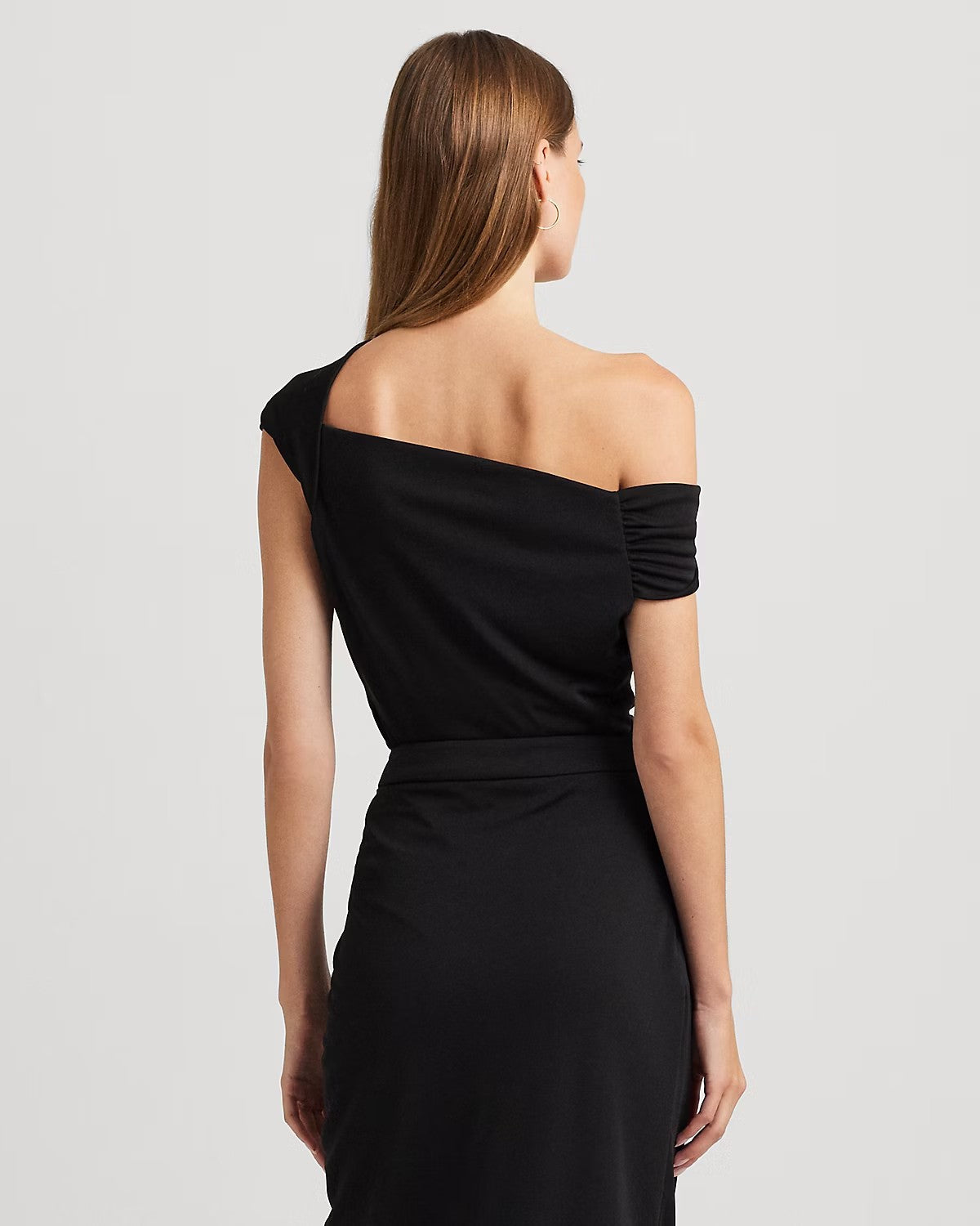 T-shirt nera in jersey stretch a spalle scoperte