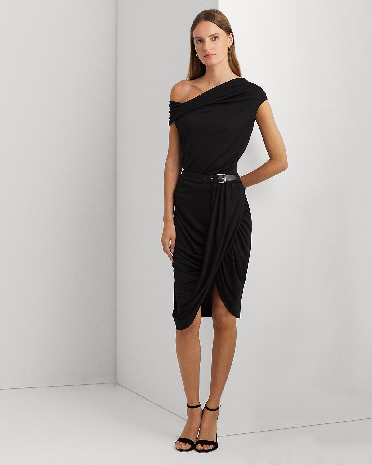 T-shirt nera in jersey stretch a spalle scoperte