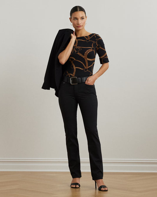 T-shirt con scollo a barchetta con stampa catene e fondo nero.