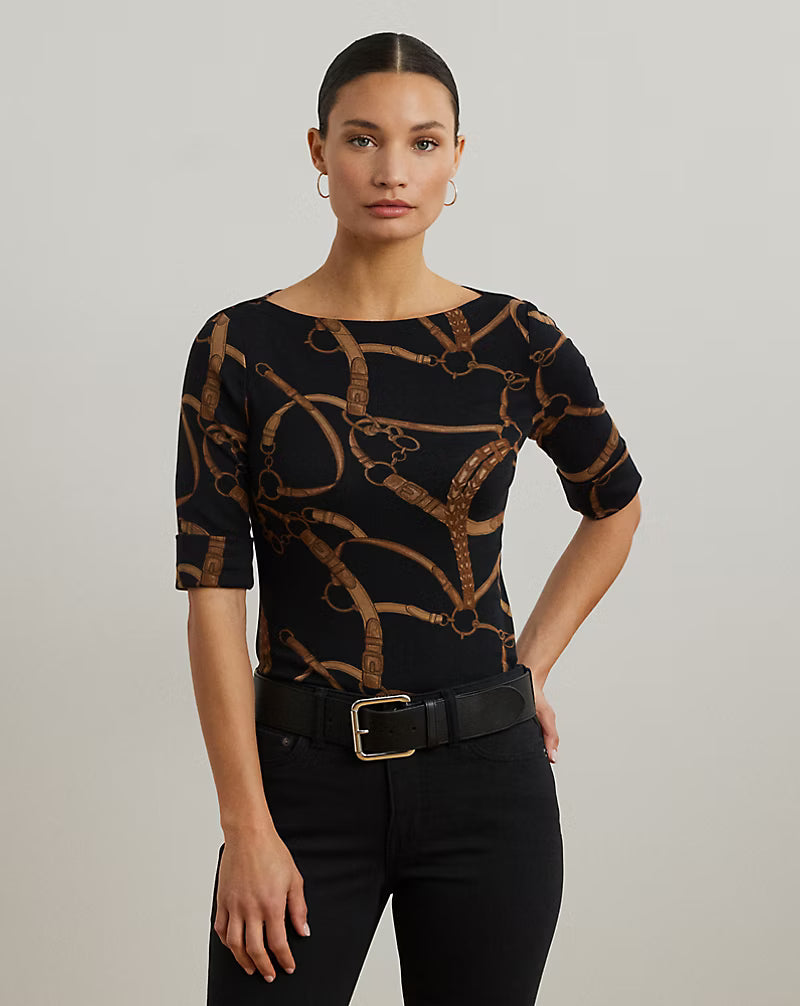 T-shirt con scollo a barchetta con stampa catene e fondo nero.