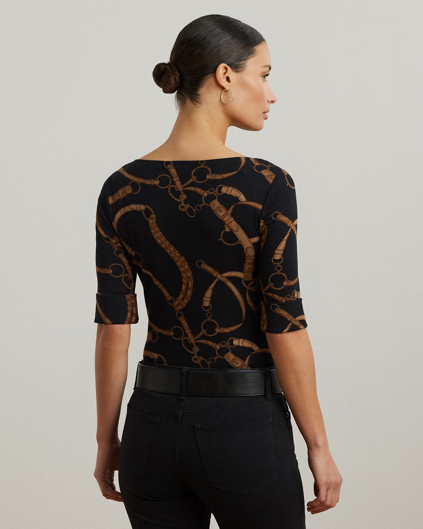 T-shirt con scollo a barchetta con stampa catene e fondo nero.