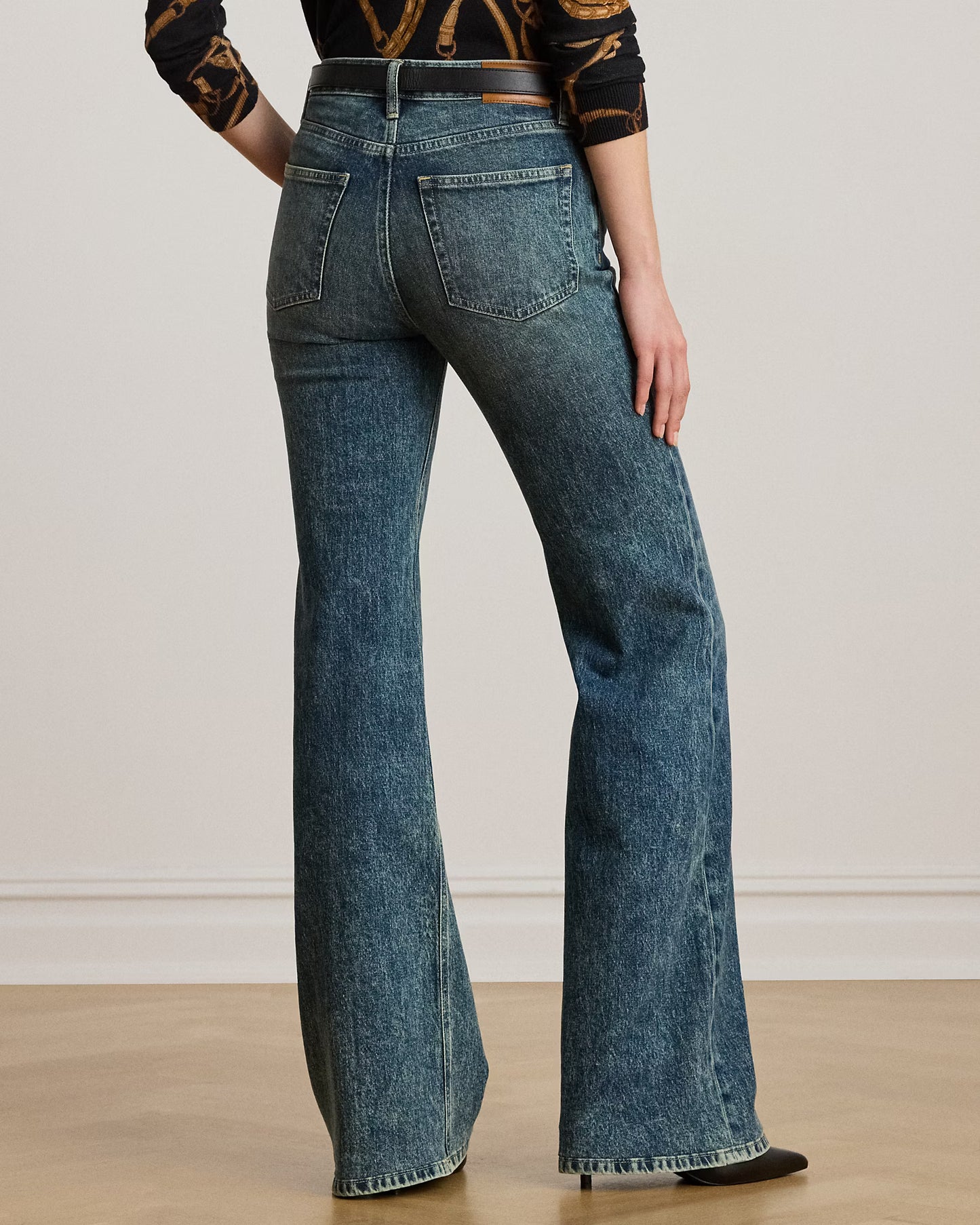 Jeans a vita media leggermente svasati in fondo
