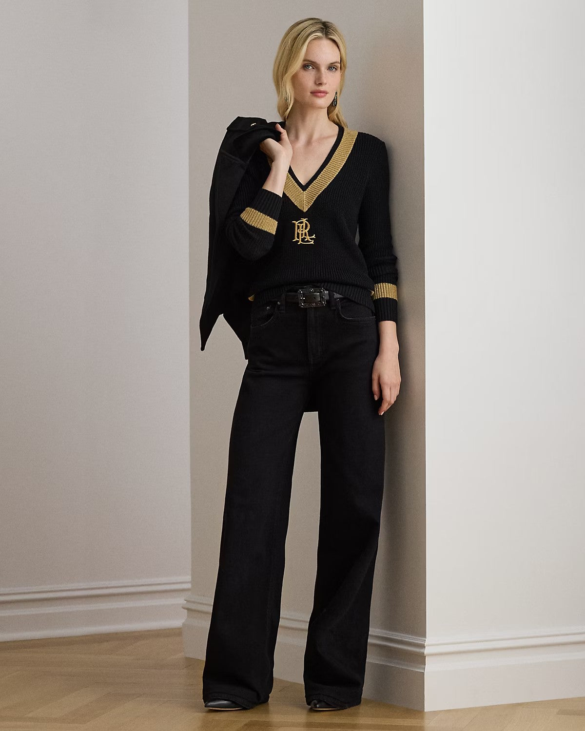 Maglia con scollo a v e rifiniture oro