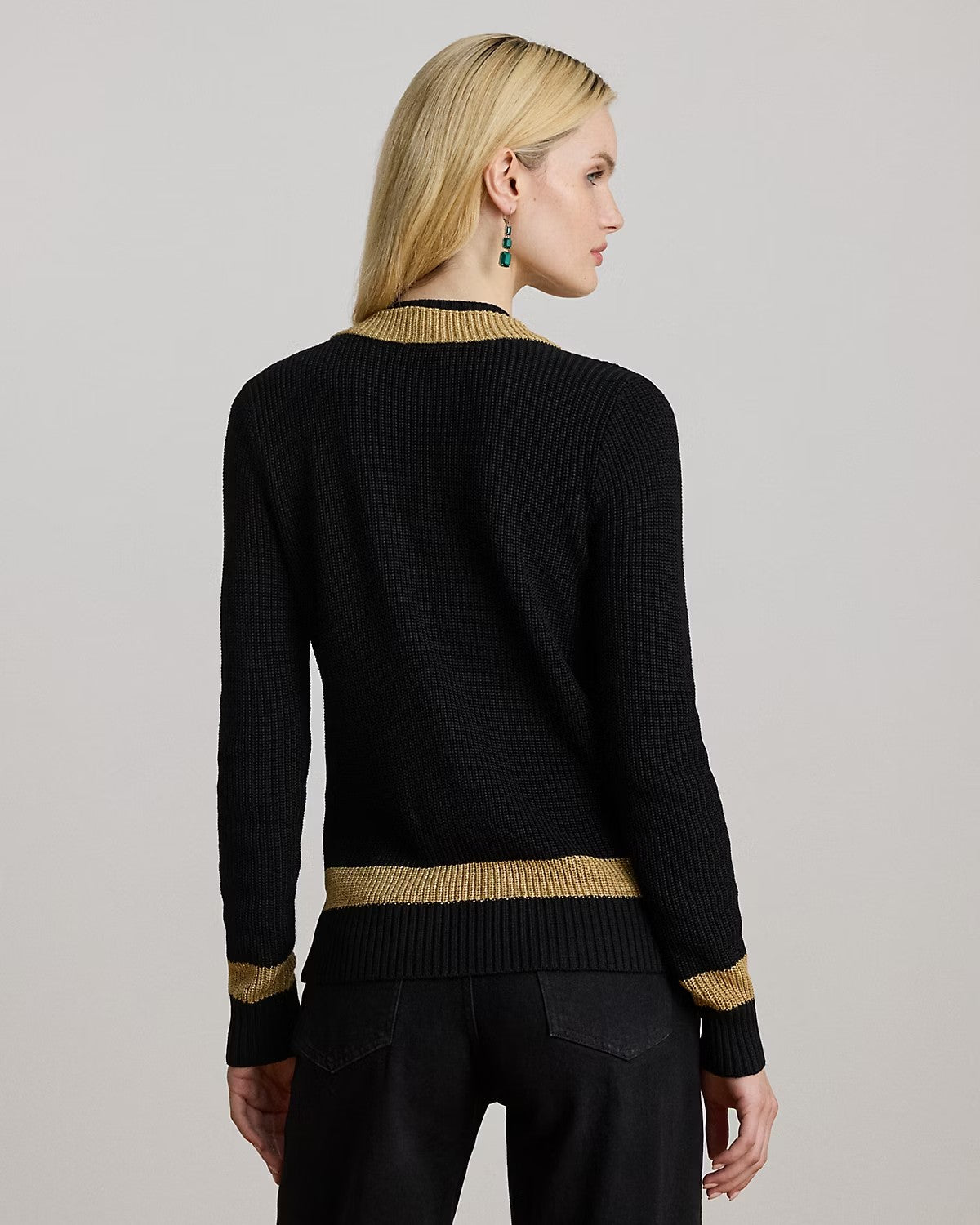 Maglia con scollo a v e rifiniture oro