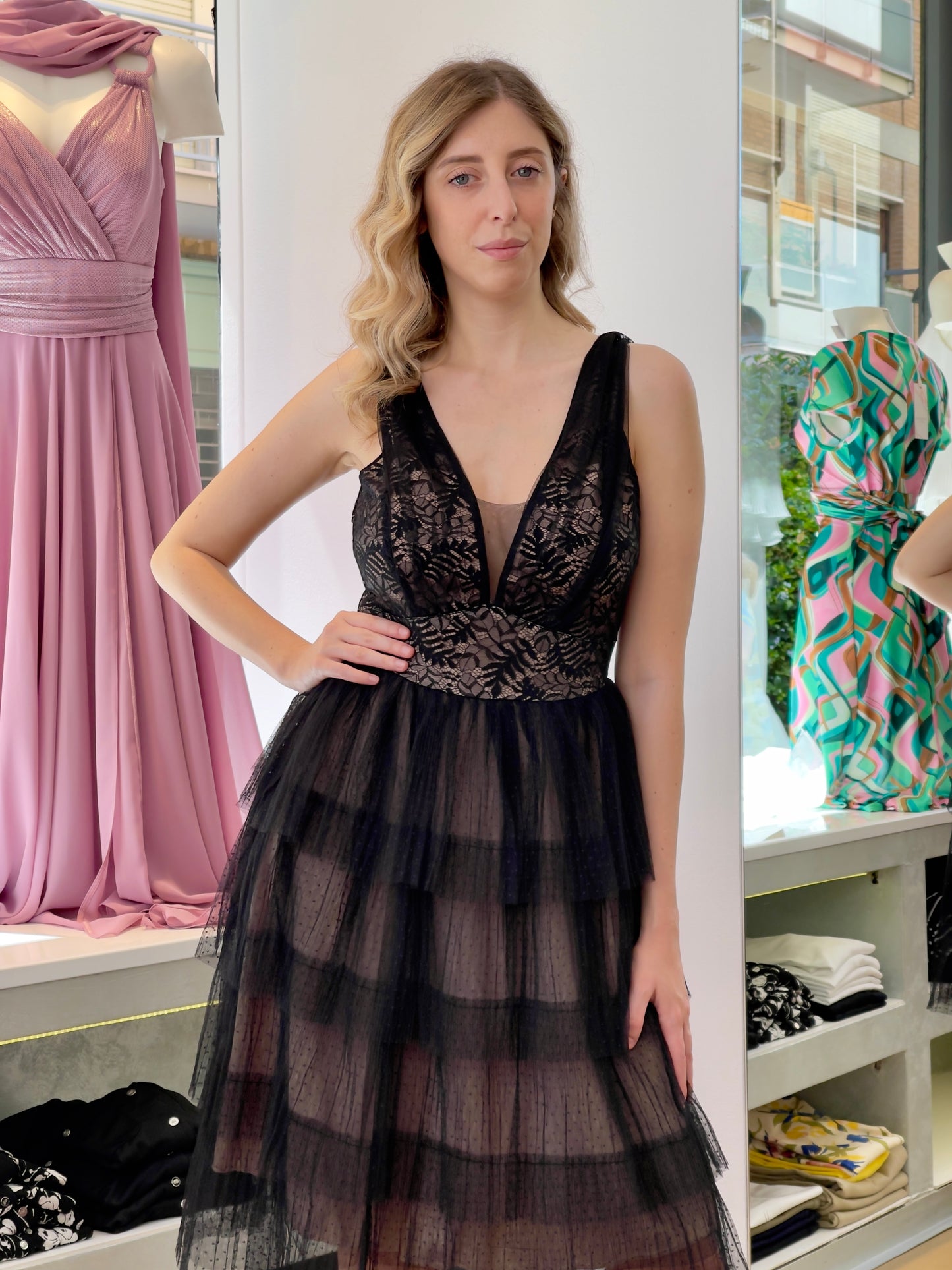 Abito elegante in pizzo e tulle con balze