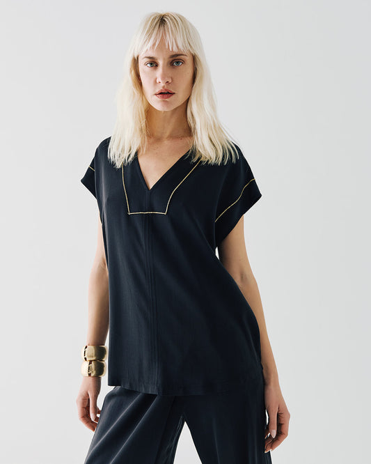 Camicia nera con scollo a v e profili dorati