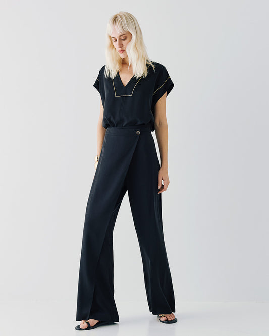 Camicia nera con scollo a v e profili dorati