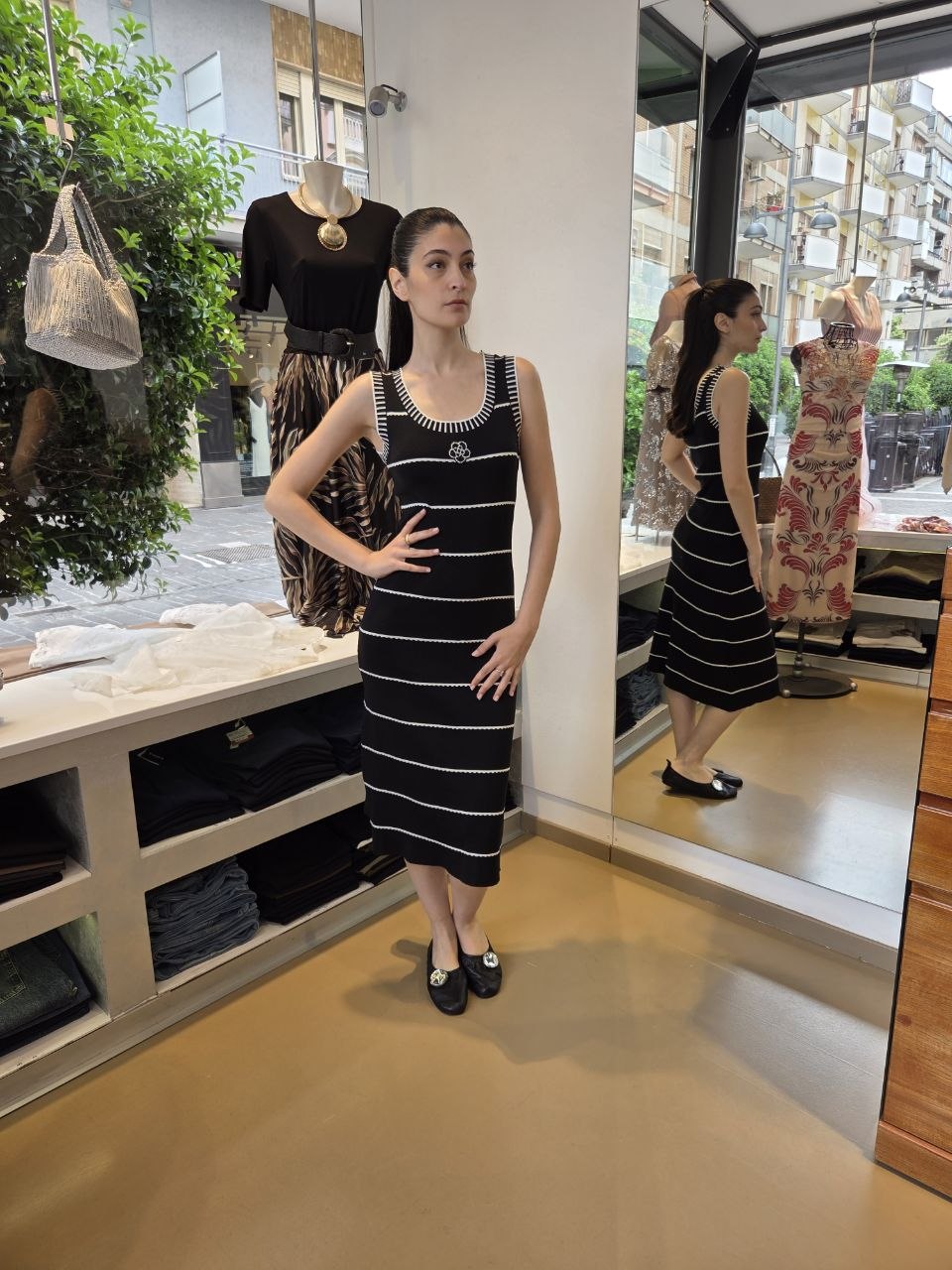 Abito Camelia in Maglia – Chic in Bianco e Nero
