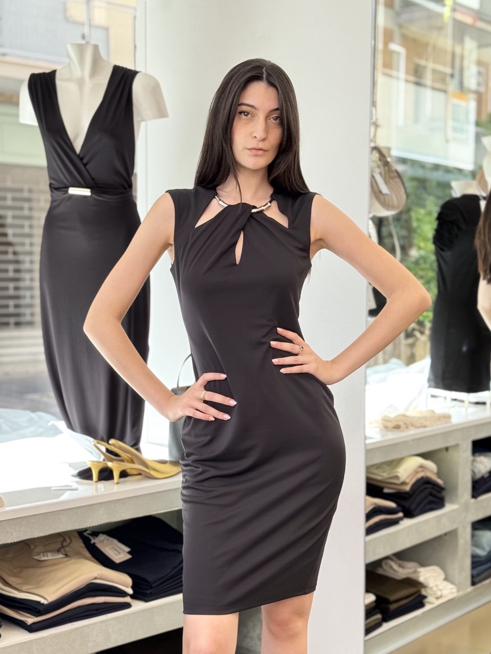 Abito giromanica elegante con dettaglio sul collo