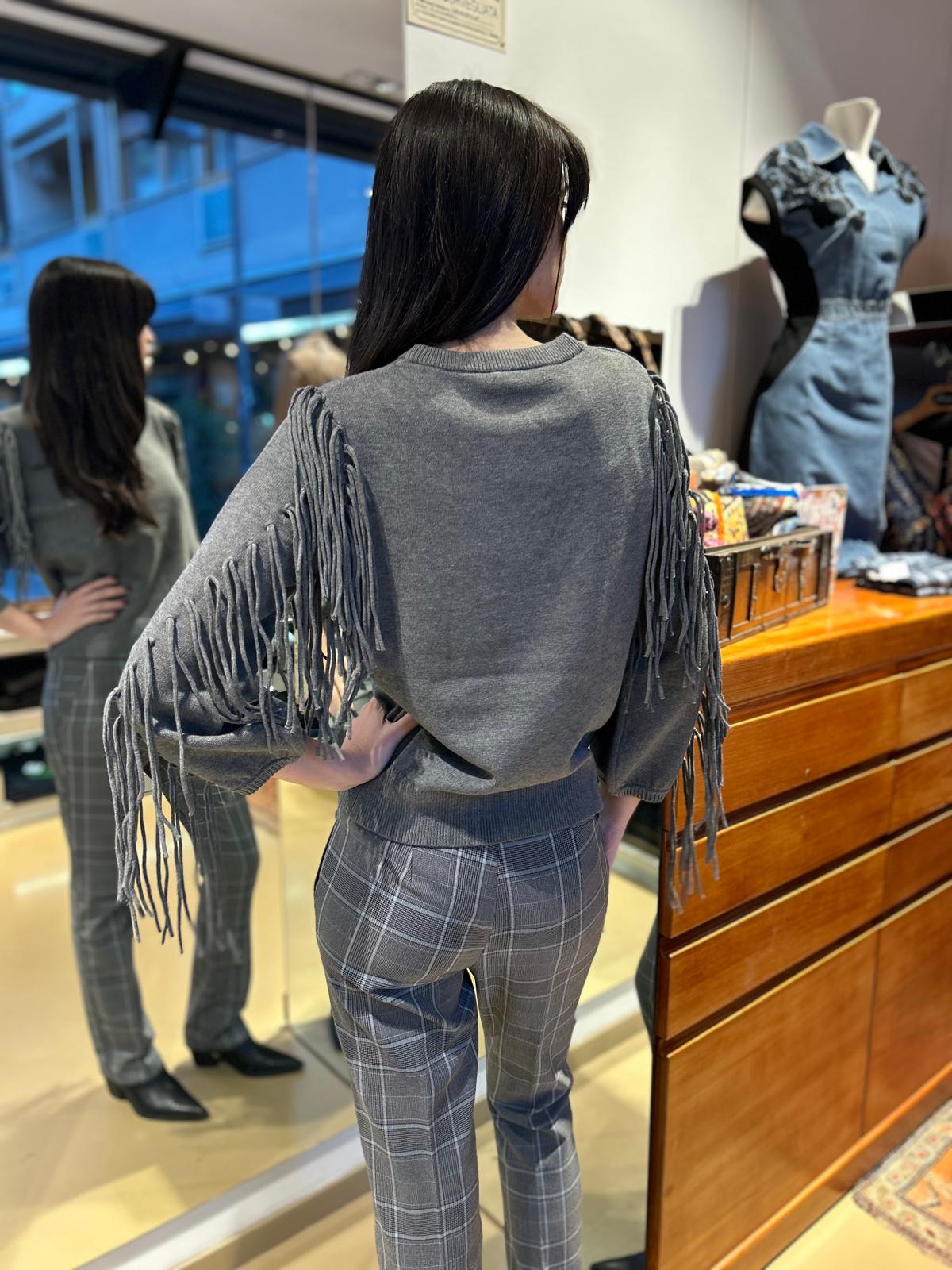 Maglia cropped nera o grigia con frange