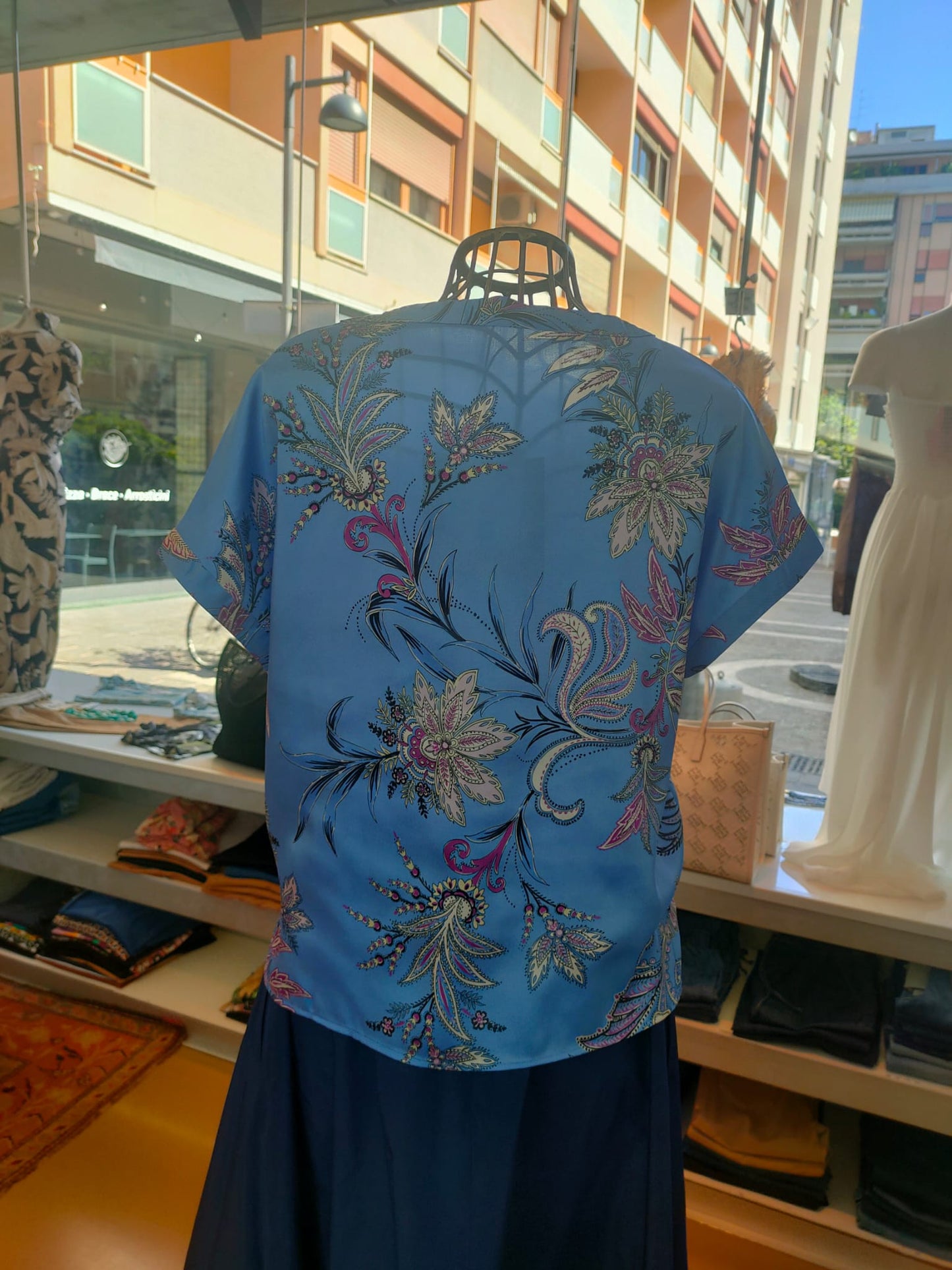 Blusa azzurra in twill stampato