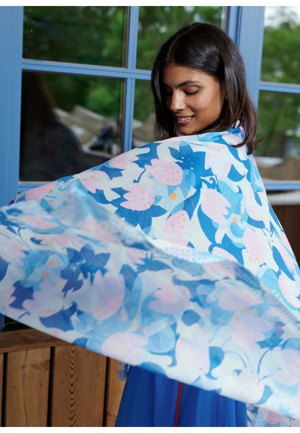 Sciarpa leggera con mix di motivi colorati in cotone biologico in blu