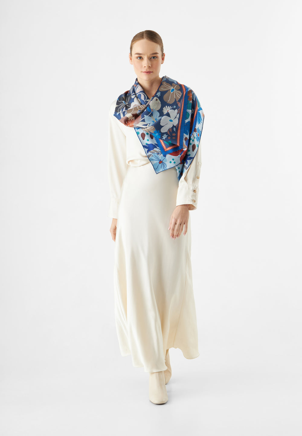 Foulard in seta con motivo floreale in blu