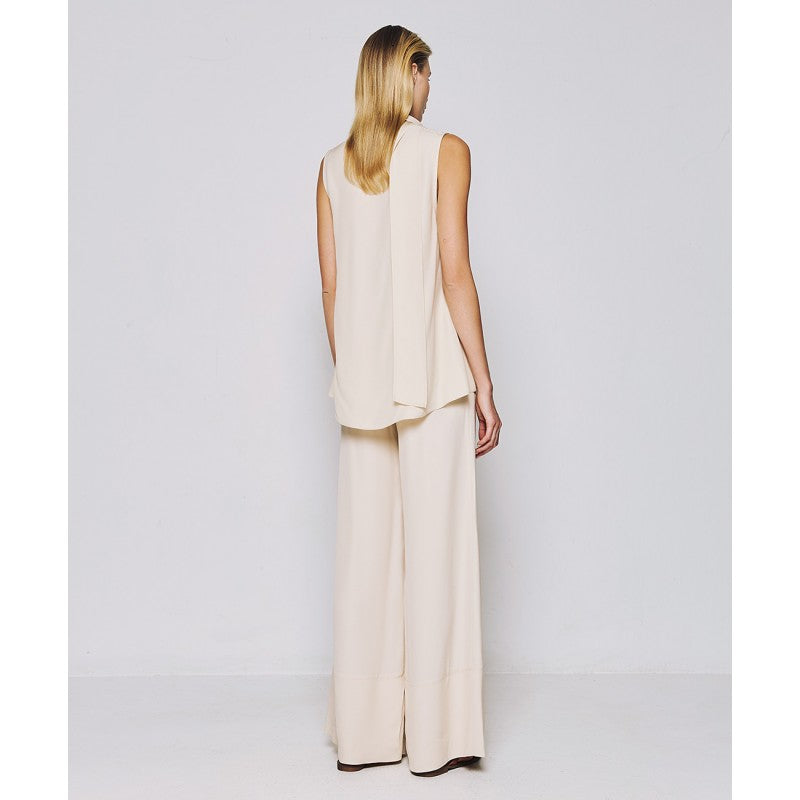 Eleganza Versatile in Color Vaniglia: Blusa Smanicata