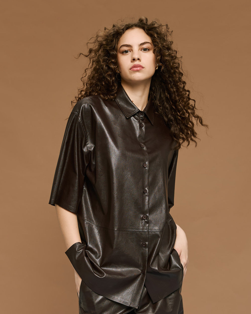Camicia a maniche corte in pelle vegana