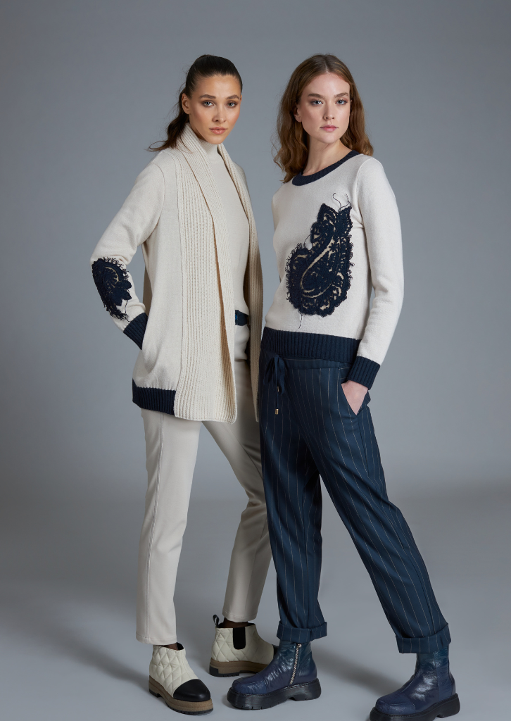 Cardigan in maglia a coste con ricami a contrasto
