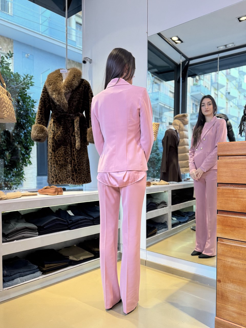 Tailleur pantalone a doppiopetto con bottoni dorati - Rosa e Blu