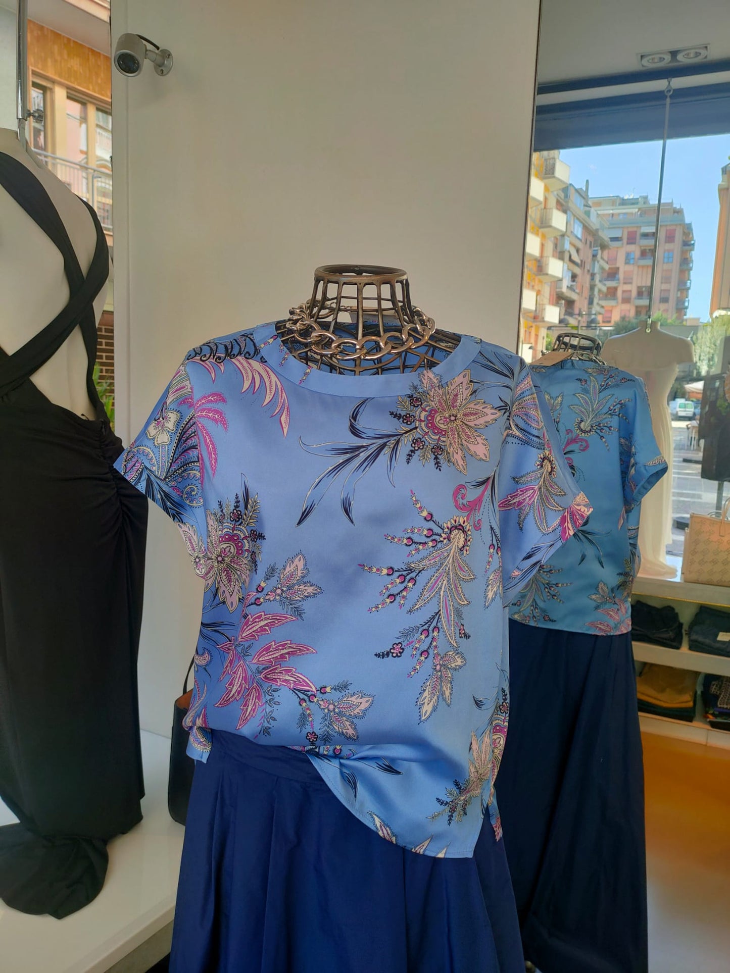 Blusa azzurra in twill stampato