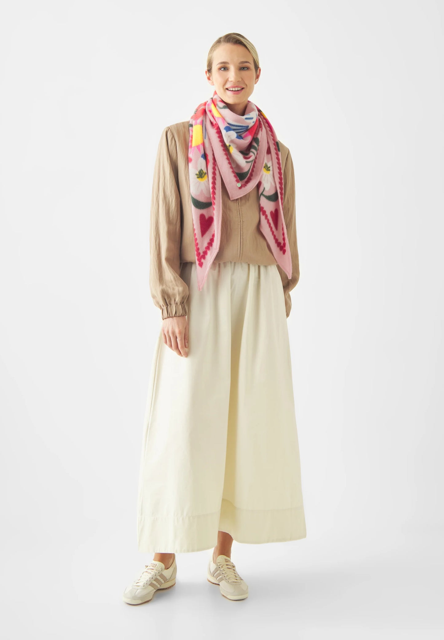 Sciarpa a Punta in Tessuto Morbidissimo: Carezza Floreale "Bisou