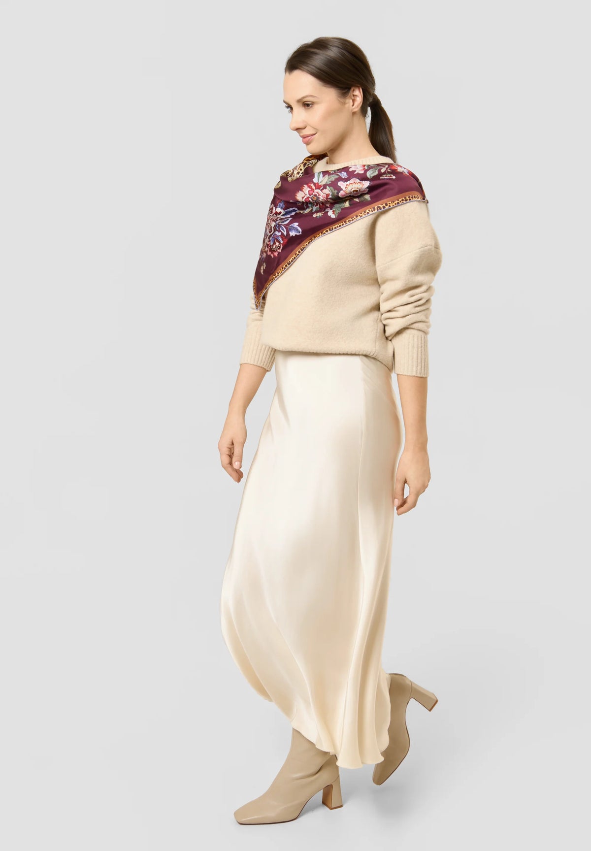 Foulard di Seta con Motivo Floreale e Leopardato