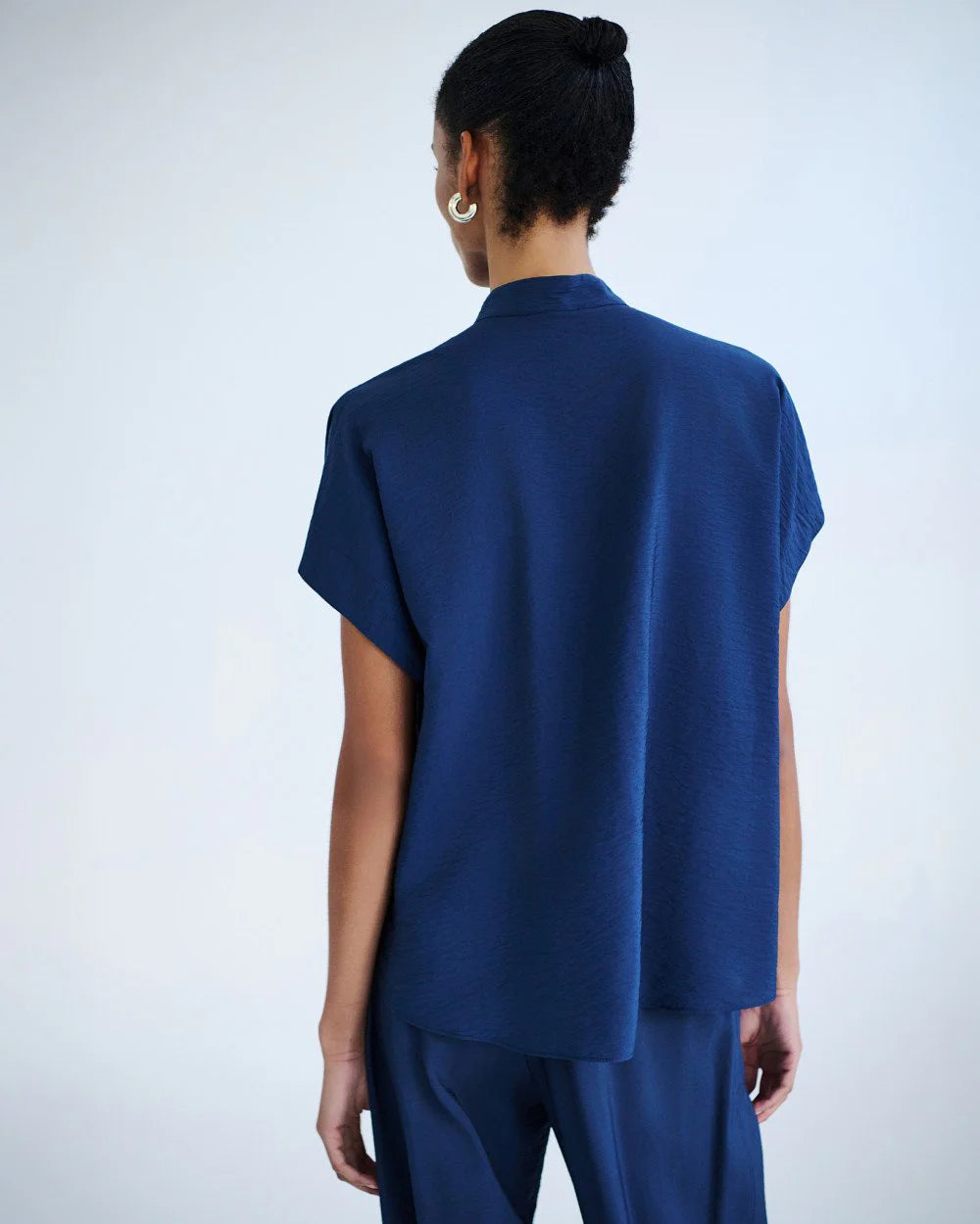 Blusa Donna Manica Corta Texture Stropicciata – Disponibile in Nero, Blu, Bianco e Cammello