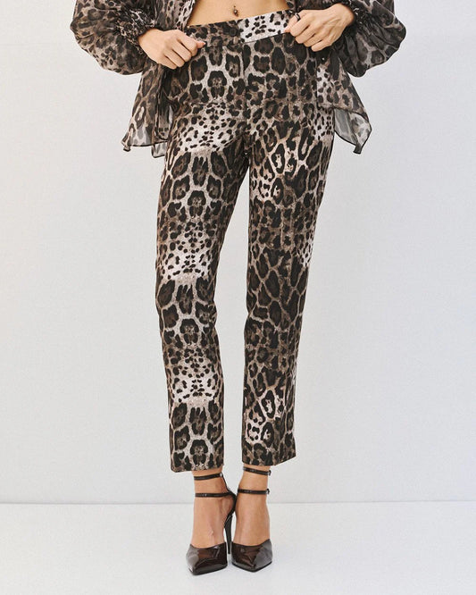 Pantaloni Leopardati che Catturano lo Sguardo: Audacia e Eleganza in Ogni Movimento