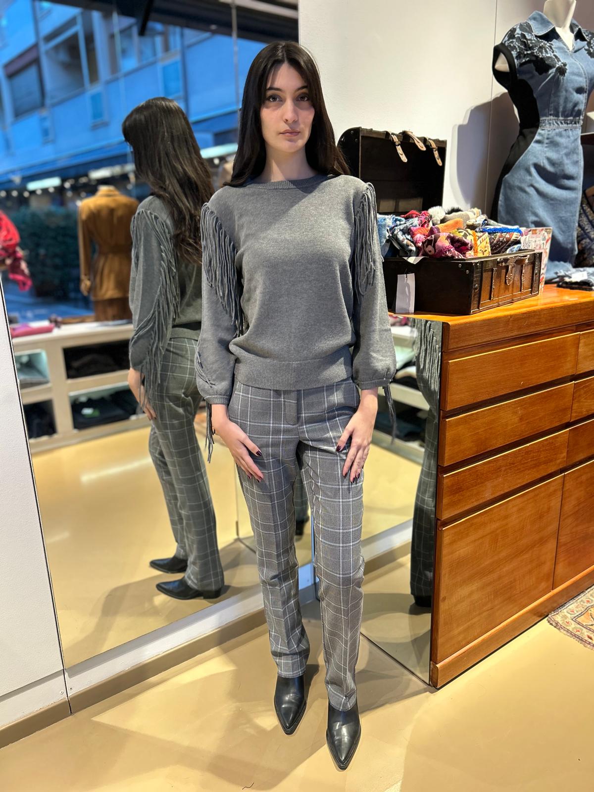 Maglia cropped nera o grigia con frange